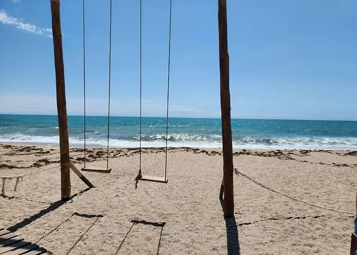 3 Bedroom Townhouse W Garage Blocks From The Beach