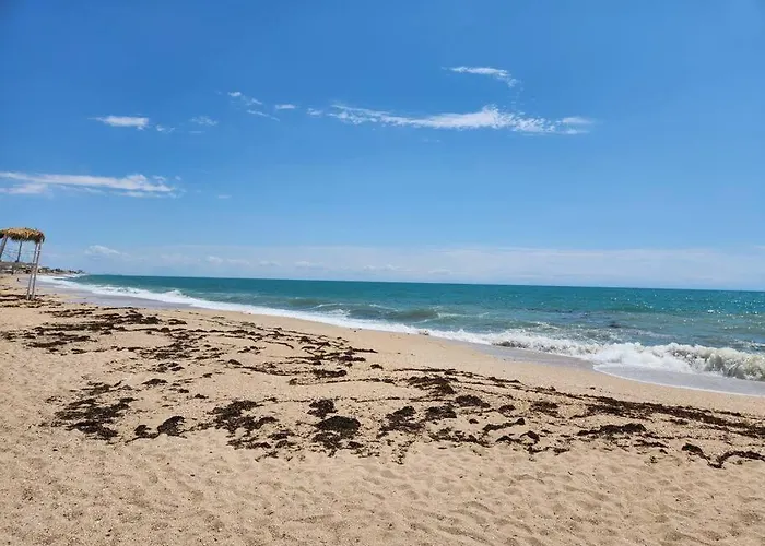 3 Bedroom Townhouse W Garage Blocks From The Beach