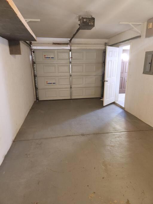 3 Bedroom Townhouse W Garage Blocks From The Holiday home