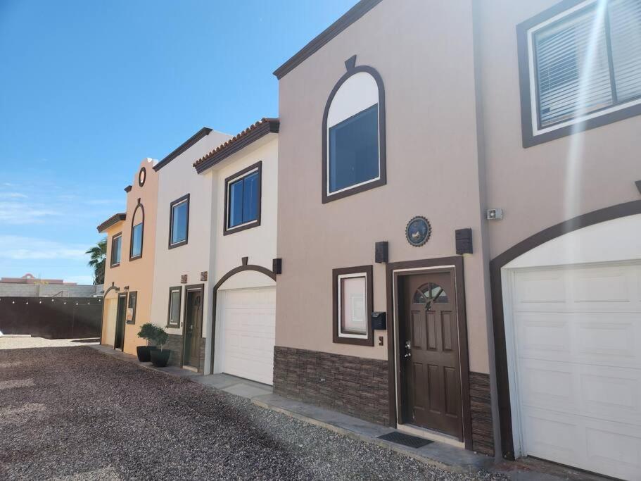 3 Bedroom Townhouse W Garage Blocks From The *